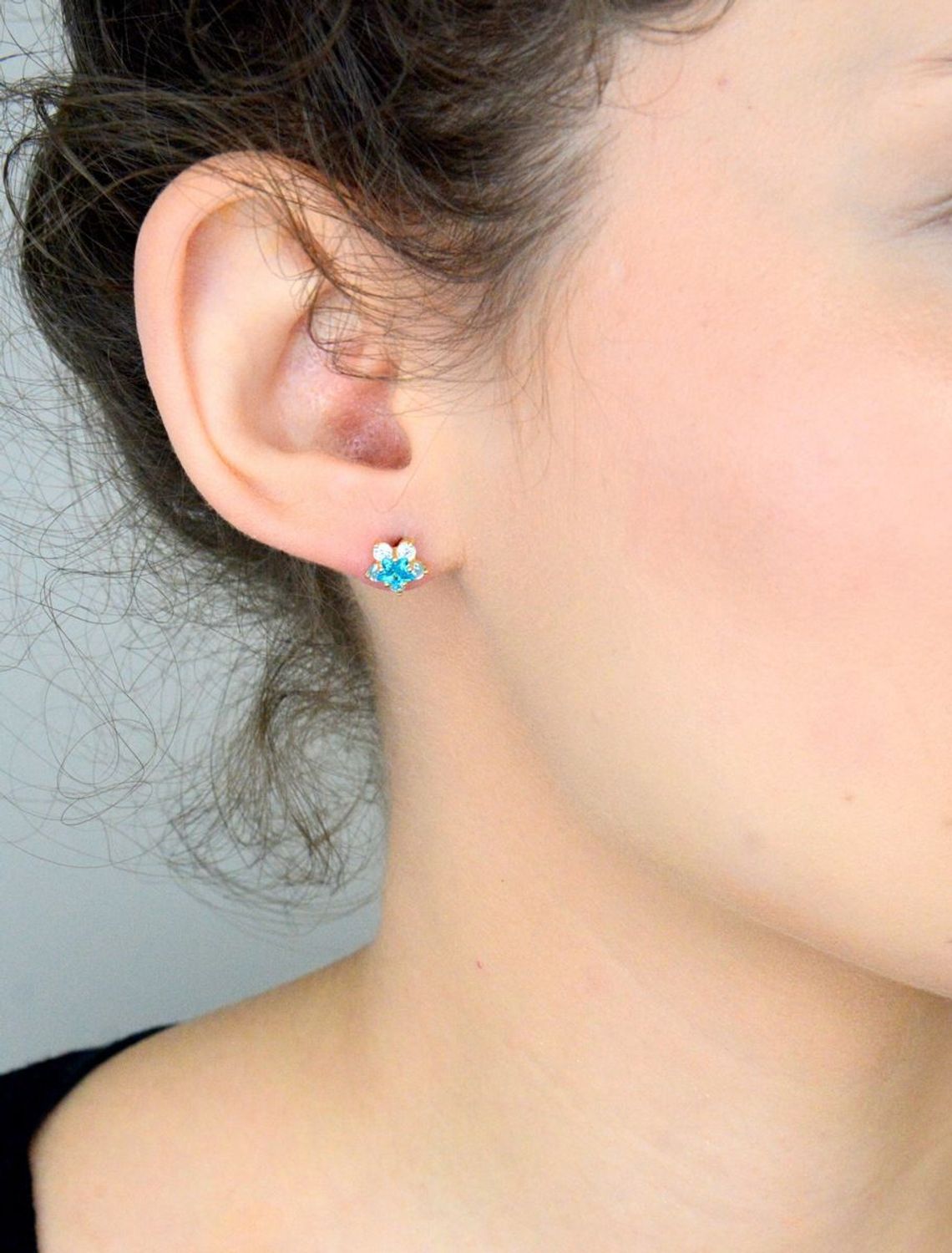 Kolczyki złote 585 kwiatki z niebieską gwiazdką KL 3292A Kolczyki złote 585 kwiatki z niebieską gwiazdką KL 3292A. Subtelny blask 14-karatowego białego złota, próby 585 szlachetnego kruszcu 1.jpg